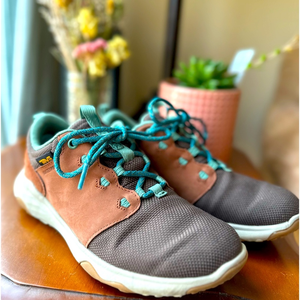 Teva Canyonview Women’s Hiking Sneakers